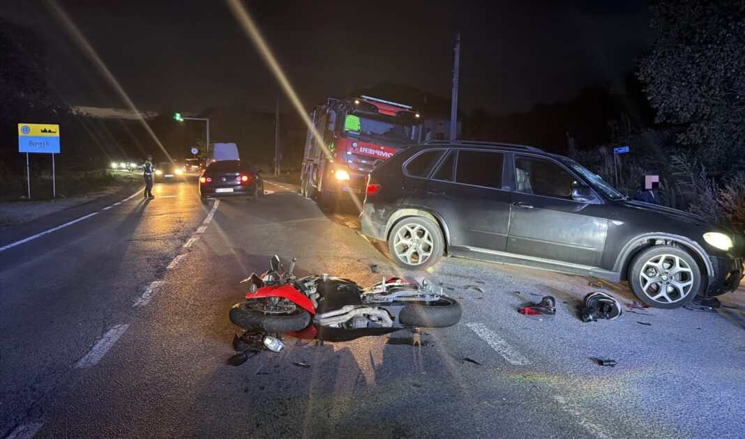 Accident pe DN 67. Motociclist rănit după ce un autoturism nu i-ar fi acordat prioritate