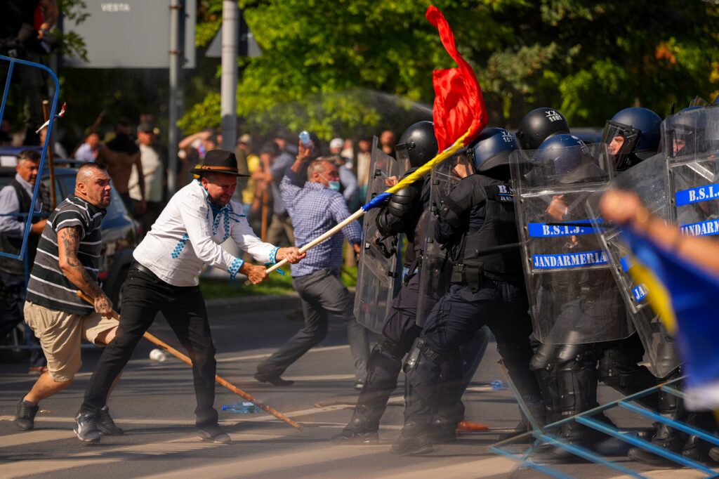 47 de persoane, duse la audieri după violențele din Piața Victoriei. Un bărbat a fost reținut după ce ar fi avut un cuțit de 20 de centimetri