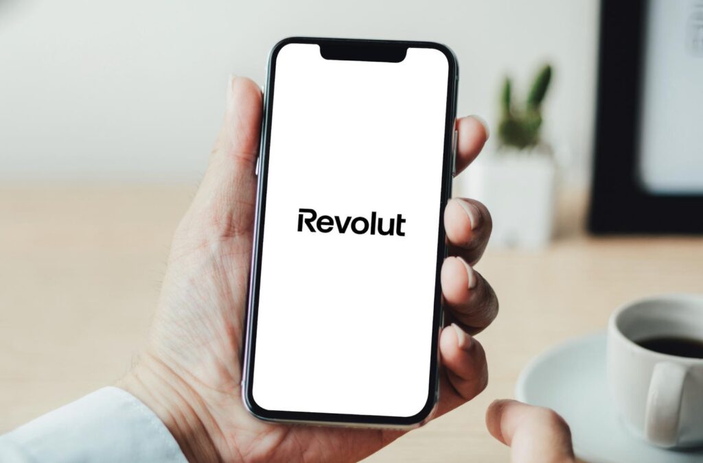 Breșă de securitate la Revolut: date confidențiale ale unor clienți ar fi ajuns la terți