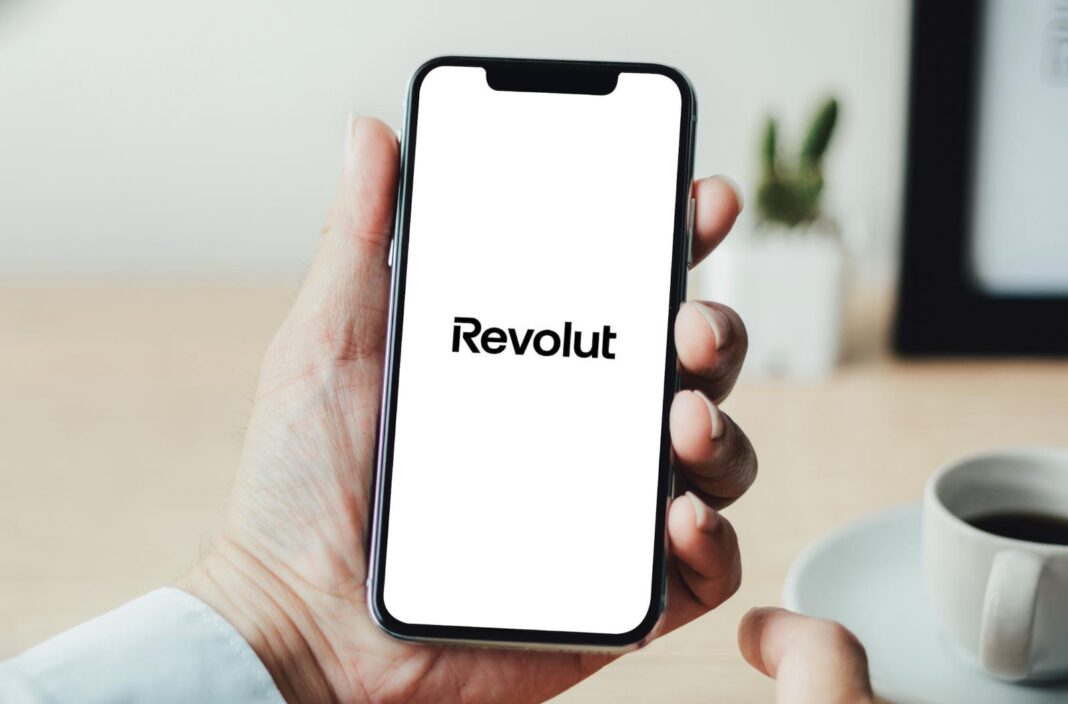 Breșă de securitate la Revolut: date confidențiale ale unor clienți ar fi ajuns la terți