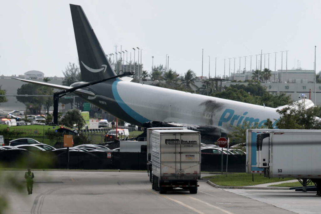 Cinci morți și cinci răniți după ce un avion al Amazon a lovit mai multe mașini pe aeroportul din Miami