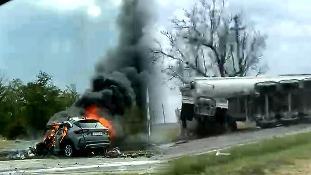 Un șofer a murit carbonizat după ce a intrat pe contrasens și s-a ciocnit cu un TIR