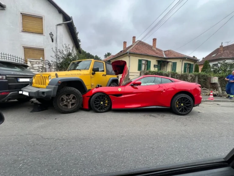 Un șofer băut și-a bușit Ferrari-ul și fața după ce a lovit patru mașini parcate și o țeavă de gaz