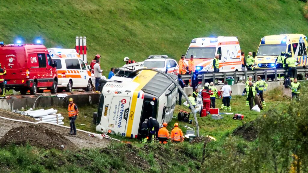 Cinci morţi  şi 40 de răniţi după ce un autocar cu turiști olandezi s-a răsturnat în Elveţia