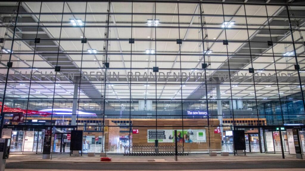 Zboruri suspendate pe aeroportul din Berlin din cauza unei drone