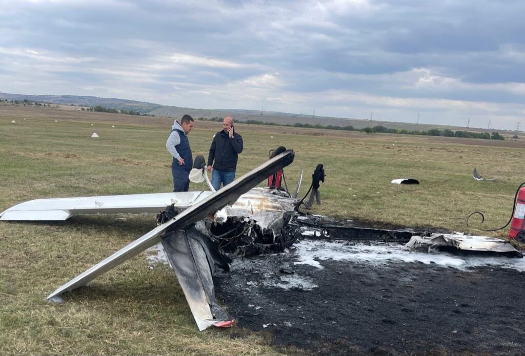 Un bărbat a supraviețuit după ce s-a prăbușit cu un avion ultraușor, care a și luat foc, pe aerodromul din Iași