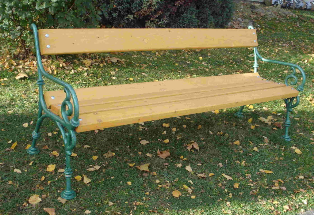 Locuitorii unei comune primesc gratuit bănci pe care să le pună la porți. „Sunt insulițe de socializare, în vremuri când oamenii sunt afectați de singurătate“