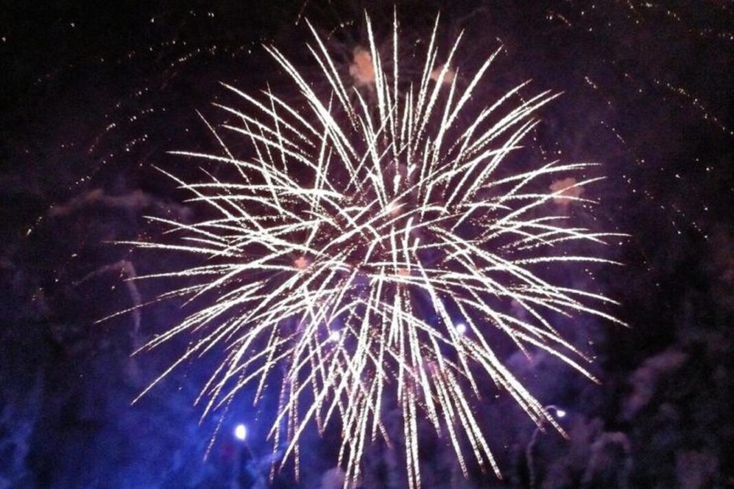 Femeie din Târgu Jiu, cercetată penal după ce ar fi organizat fără drept un joc de artificii în Gorj