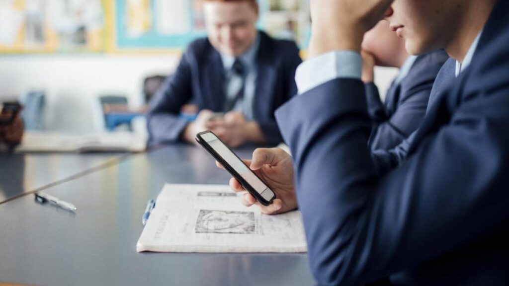 Danemarca vrea să interzică telefoanele mobile în școli și licee din cauza rezultatelor slabe la testele PISA 2025