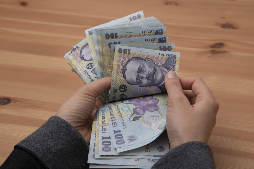 Premii pentru elevii de 10. Guvernul oferă până la 5.000 de lei pentru performanță