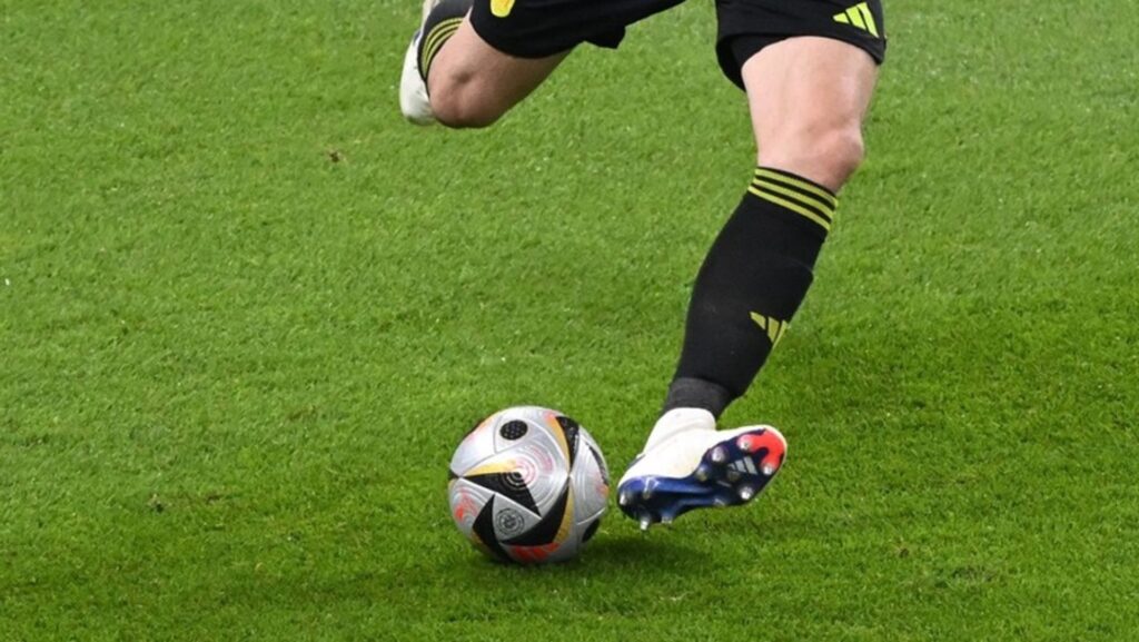 Un fotbalist și-a otrăvit un coleg de echipă după ce s-au certat din cauza unei femei