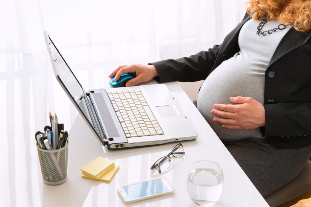 CCR: Femeile asigurate pe cont propriu nu pot fi excluse de la concediul și indemnizația de risc maternal