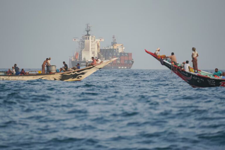 Rebelii houthi au preluat controlul strâmtorii Bab el-Mandeb și au interzis accesul navelor saudite