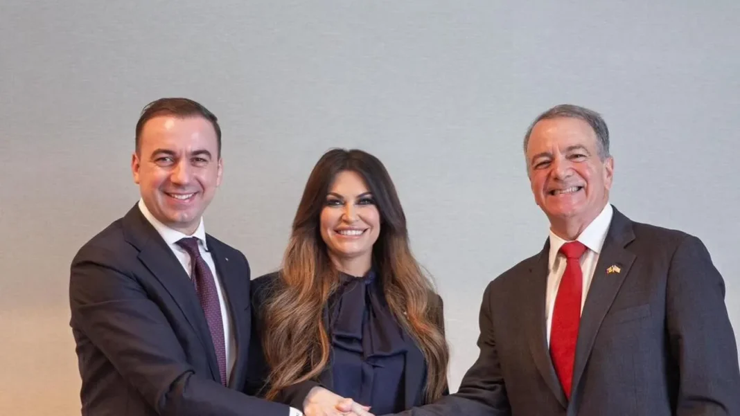 Foto: Bogdan Ivan și ambasadoarea Kimberly Ann Guilfoyle, alături de ambasadorul SUA la București, Darryl Nirenberg / Credit foto: Bogdan Ivan - facebook