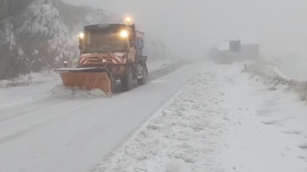 (VIDEO) Ninsoare abundentă pe Transfăgărășan