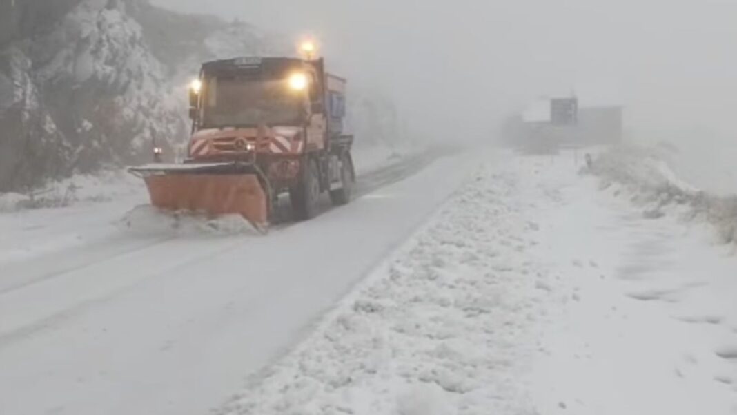 Ninsoare abundentă pe Transfăgărășan