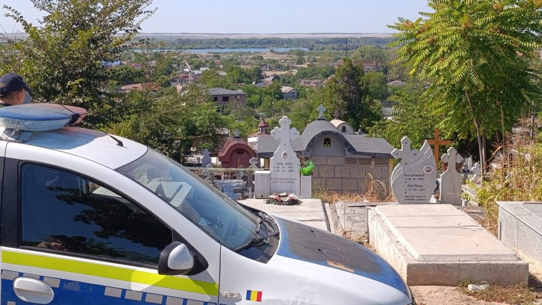 Cinci saci cu oseminte, ridicați după noi săpături în Cimitirul Strehăreț din Slatina