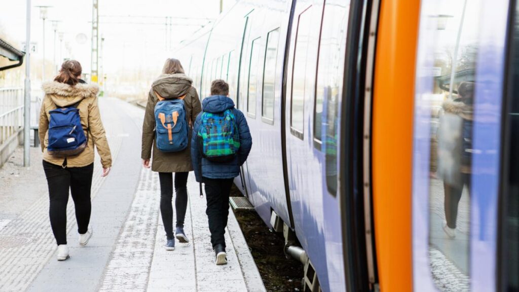 Transport gratuit cu trenul pentru elevi și în anul școlar 2026-2027