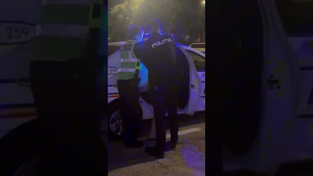 (VIDEO) Bărbat din Craiova, reținut după ce ar fi încălcat ordinul de protecție și ar fi intrat în curtea mamei sale