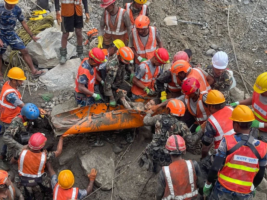 Doi muncitori, salvați dintr-un tunel la mai mult de o săptămână după viitura din Nepal care a ucis mii de oameni