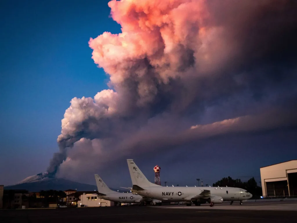 Etna erupe din nou. Zborurile către Catania, suspendate din cauza norului de cenușă vulcanică
