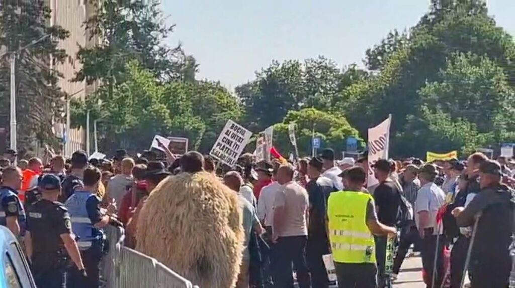 Protest neautorizat al fermierilor în faţa Guvernului 