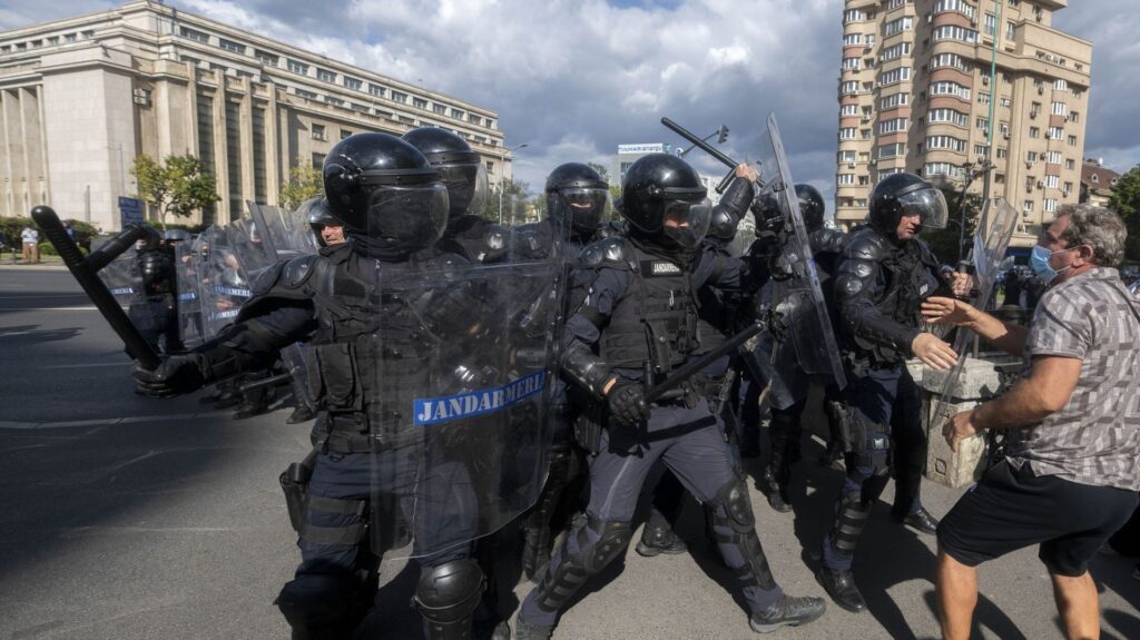 Percheziţii în Bucureşti şi în 15 judeţe, în legătură cu incidentele violente care au avut loc în zona Pieţei Victoriei din Capitală