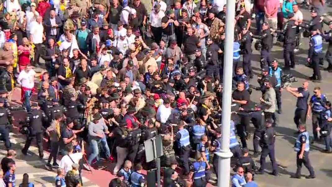 Protestul fermierilor din fața Guvernului a degenerat. Au forțat dispozitivul, iar jandarmii au folosit spray lacrimogen