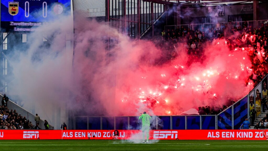 Meciurile de fotbal din Olanda, suspendate definitiv dacă suporterii vor mai folosi petarde în tribune