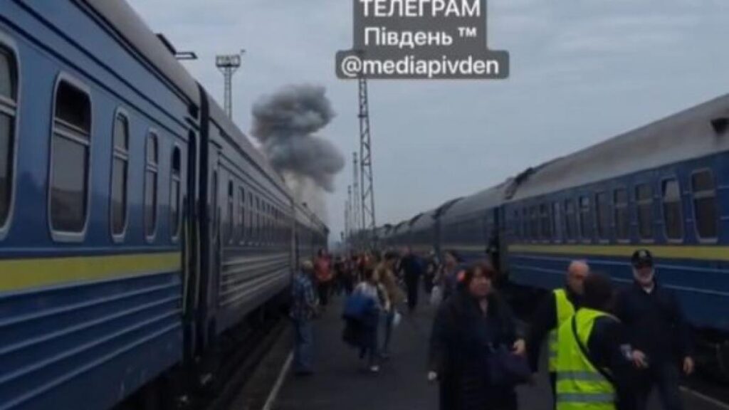 O dronă rusească a lovit un tren de călători în Ucraina, la doar doi kilometri de granița cu Polonia