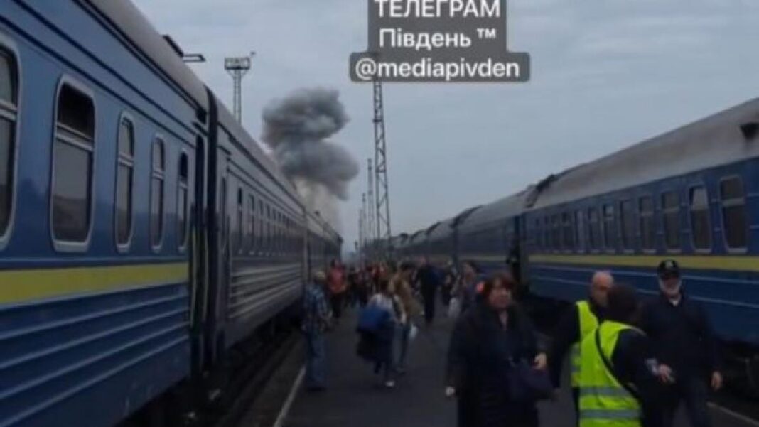 O dronă rusească a lovit un tren de călători în Ucraina, la doar doi kilometri de granița cu Polonia