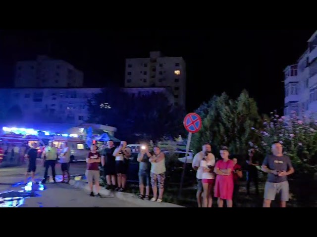 (VIDEO) Incendiu într-un bloc din Balș. 52 de persoane au fost evacuate, două au primit îngrijiri medicale