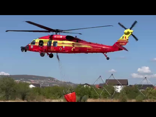(VIDEO) Incendiul din Podeni continuă pentru a patra zi. Un elicopter Black Hawk va interveni cu apă