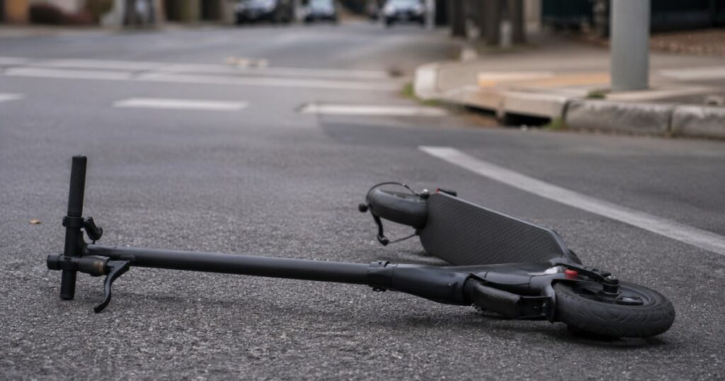 Un bărbat a decedat după ce a căzut de pe o trotinetă electrică și s-a lovit cu capul de acostament