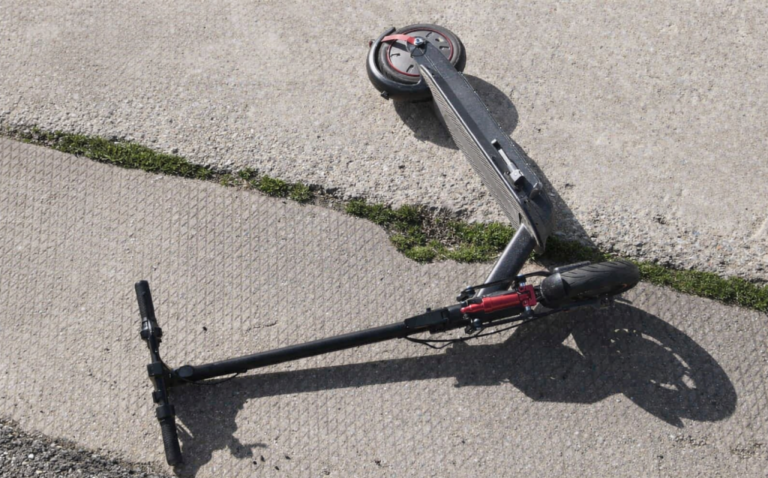 Copil de 9 ani pe trotinetă electrică, accidentat grav de un TIR