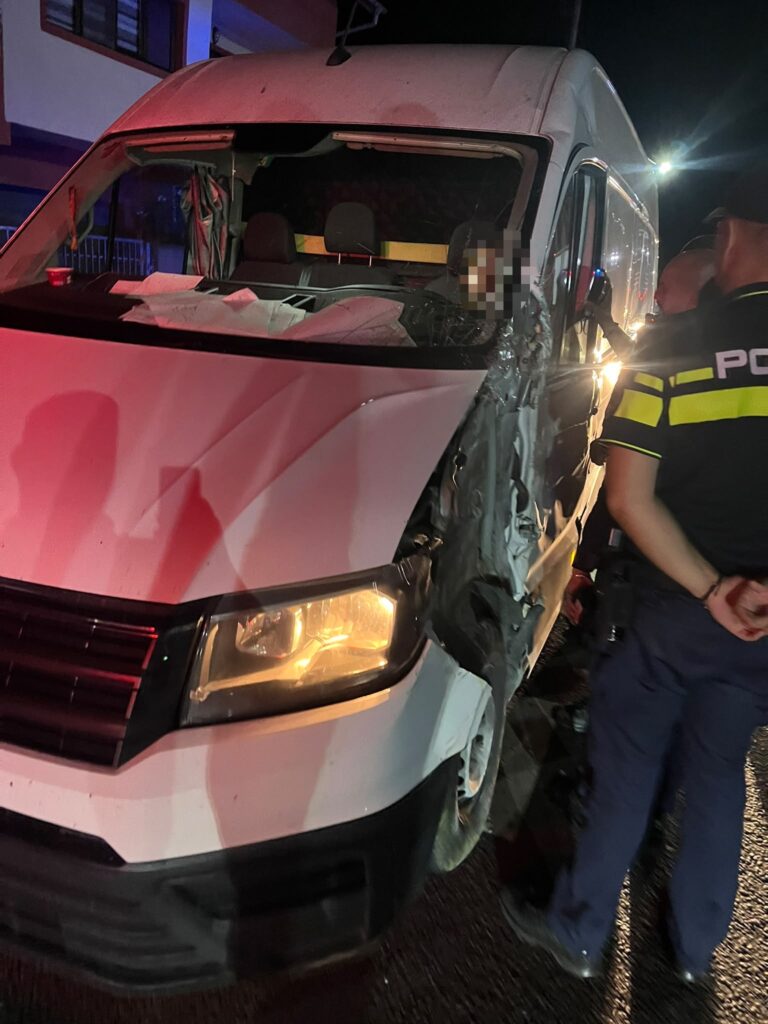 Vâlcea: Un șofer băut a lovit un stâlp de curent