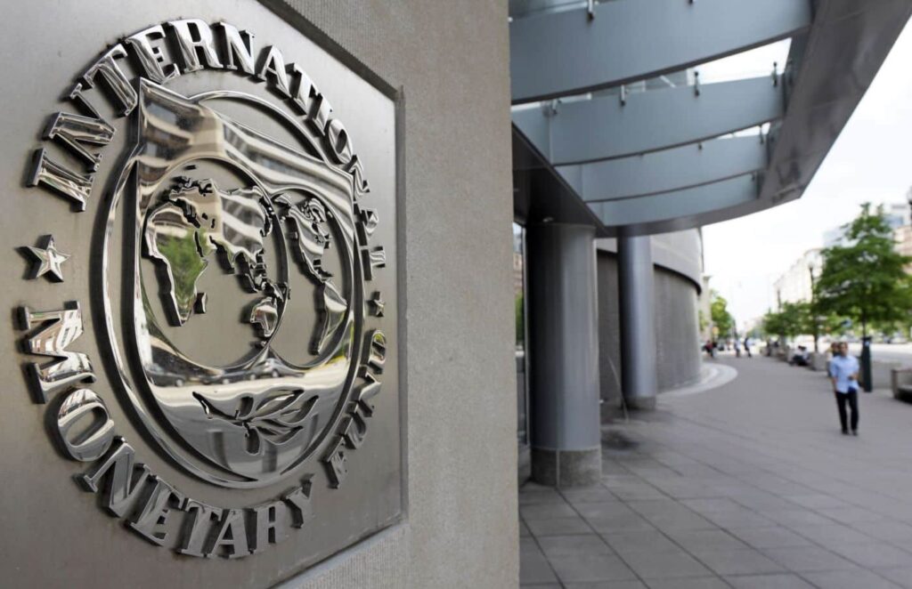FMI reduce puternic prognozele referitoare la România: Recesiune în 2026 şi o revenire mai lentă în 2027