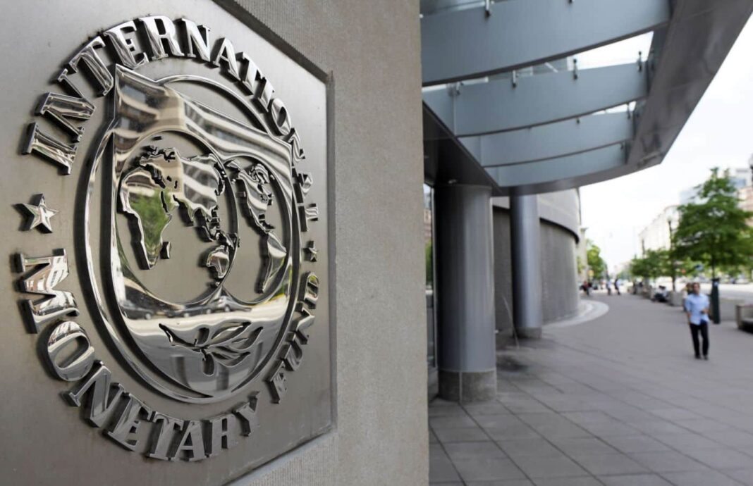 FMI reduce puternic prognozele referitoare la România: Recesiune în 2026 şi o revenire mai lentă în 2027