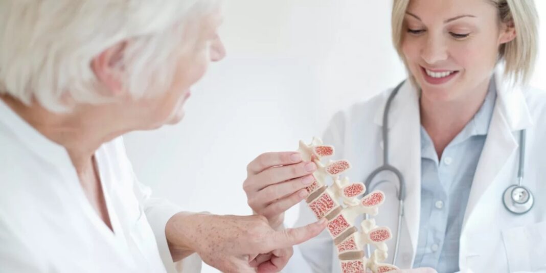 Cum îți menții oasele puternice după 30 de ani. Ce exerciții și alimente ajută la prevenirea osteoporozei