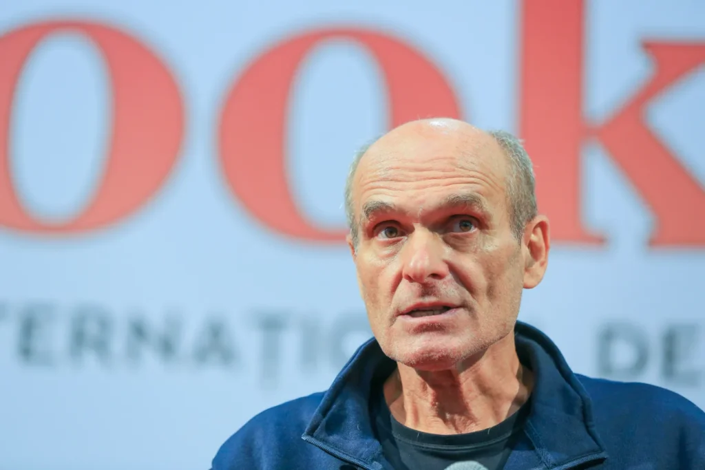 Lumânări cu inițialele CTP, aprinse de susținători ai lui Georgescu. Gestul a provocat reacții de condamnare