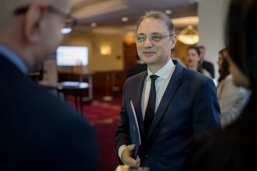 Luca Niculescu continuă luni discuţiile cu partidele