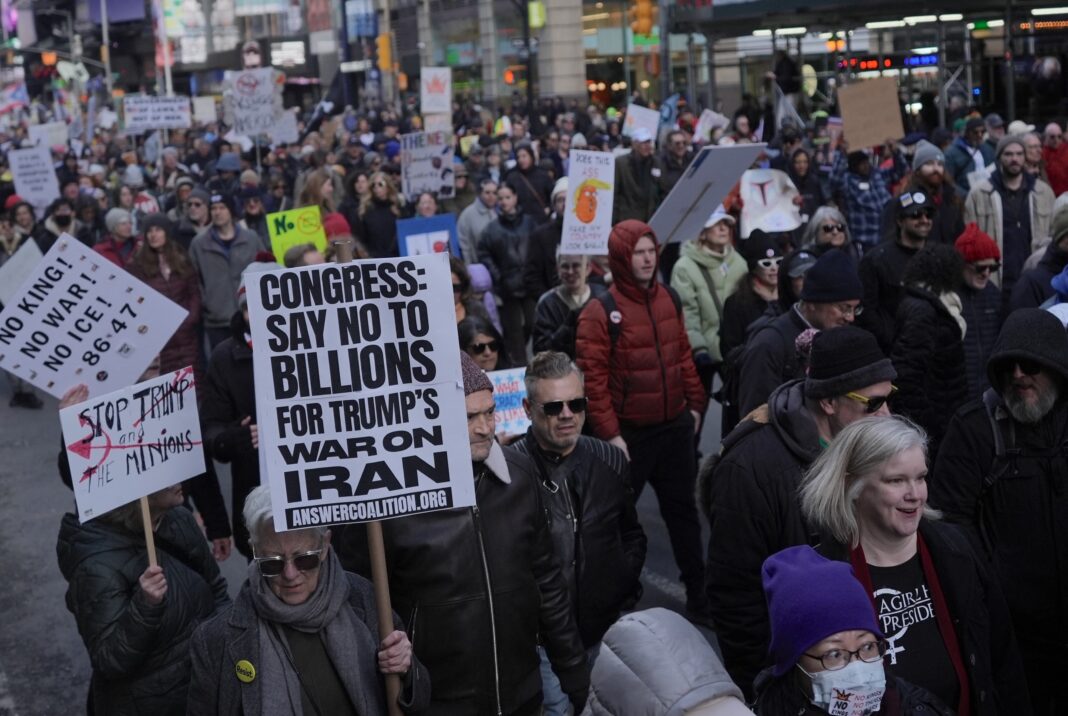 Mii de americani au protestat împotriva lui Donald Trump, în cadrul manifestațiilor „No Kings”