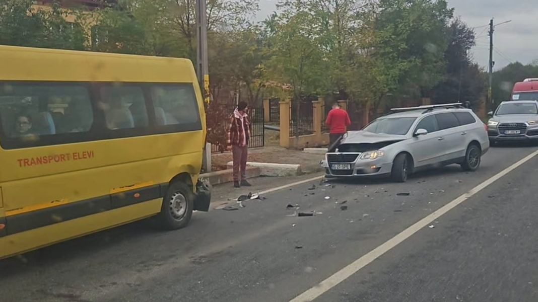 Un microbuz școlar în care se aflau 14 copii, implicat într-un accident
