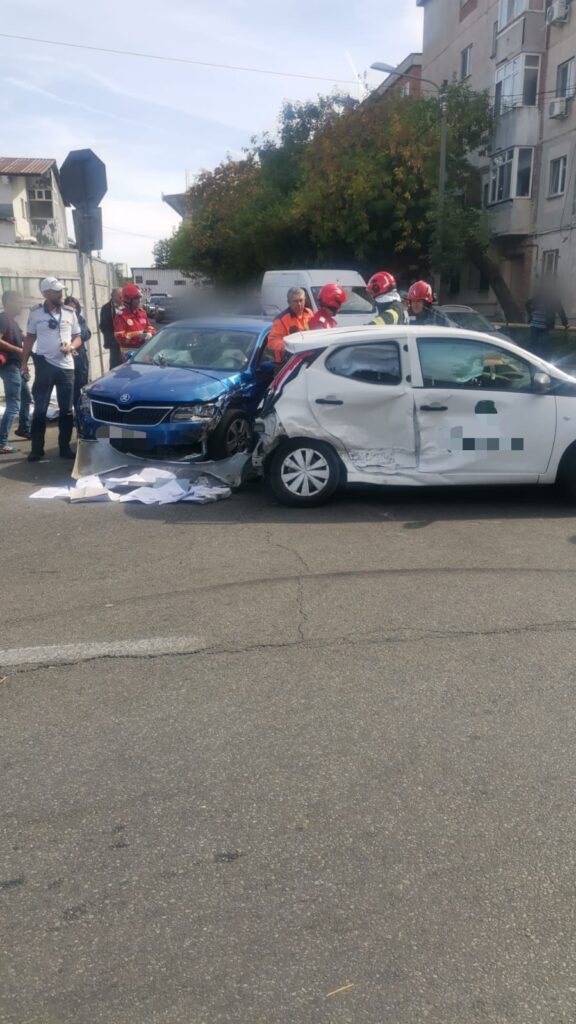 Accident în Craiova: două mașini s-au ciocnit şi au fost proiectate într-un al treilea autoturism