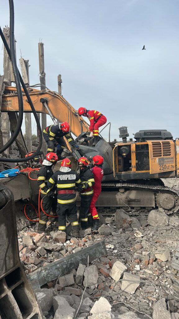 O persoană a murit după ce o grindă de beton s-a prăbușit peste un excavator, în Băileşti