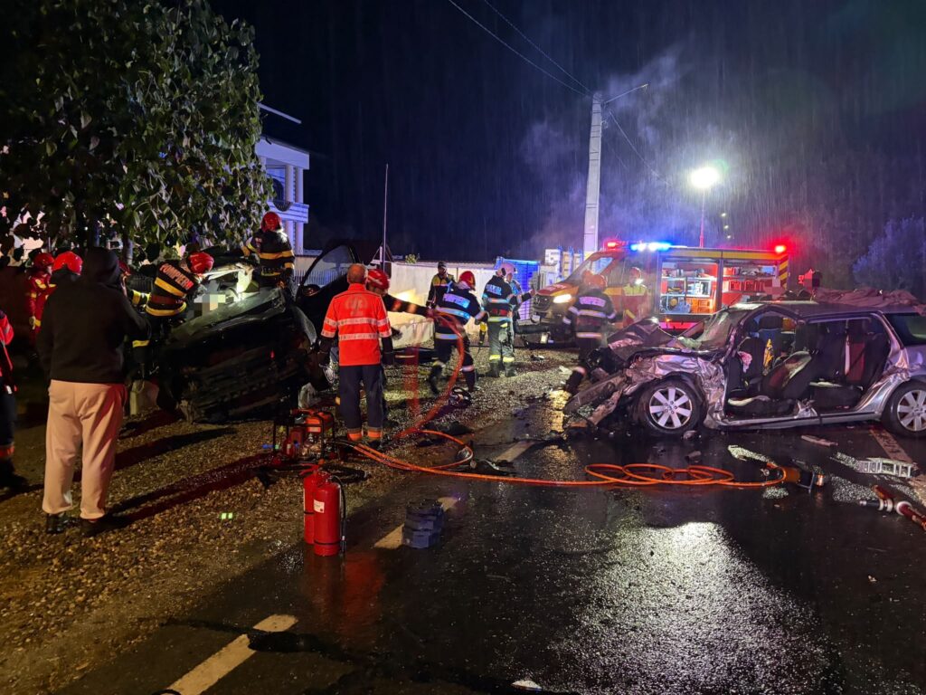 Accident mortal pe DN 67, în Vâlcea. Trei tineri au murit și alte două persoane au fost rănite