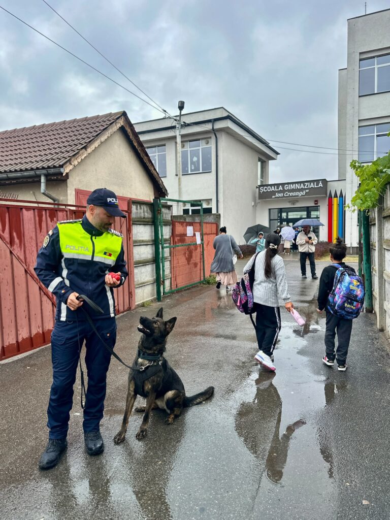 Acțiune a polițiștilor în școlile din Craiova: prevenirea violenței, a consumului de droguri și a bullyingului
