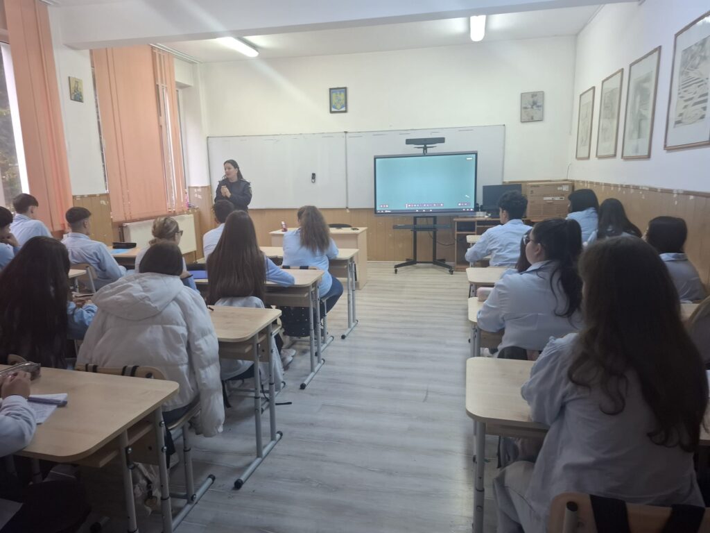 Lecții despre siguranță și prevenirea violenței pentru elevii unui liceu din Drăgășani