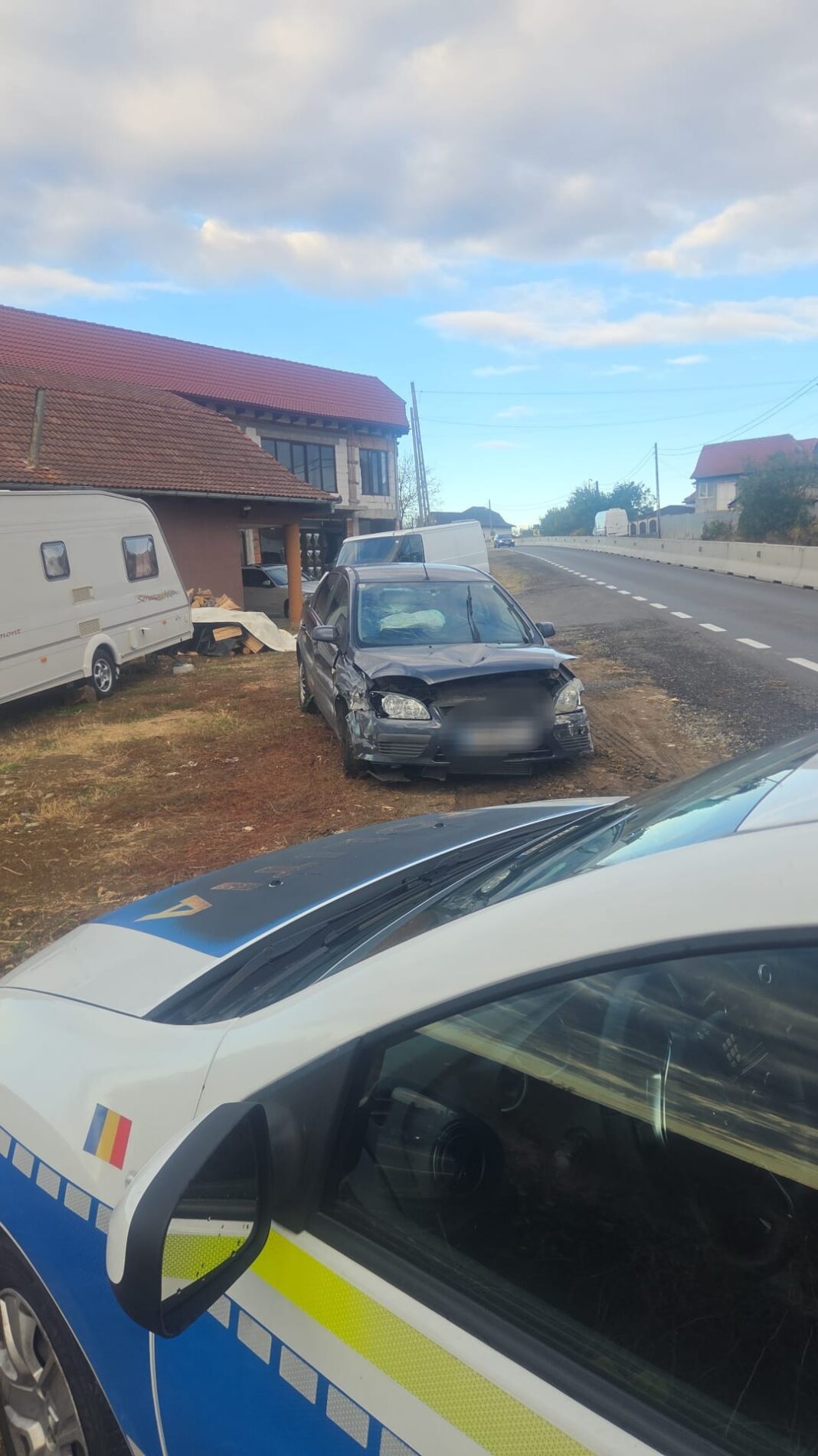Gorj: A furat o mașină lăsată cu cheile pe bord, apoi a abandonat-o avariată pe DN 67