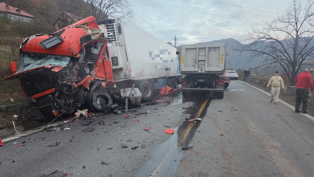 Valea Oltului, blocată din cauza unui accident grav. Două camioane și o mașină, implicate